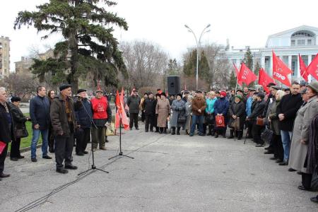 Участники митинга КПРФ потребовали навести порядок в Волгоградской области и отправить правительство Медведева в отставку