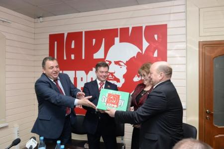Новосибирские депутаты-коммунисты рассказали об антикризисной программе КПРФ и передали 35 тысяч подписей за индексацию пенсий