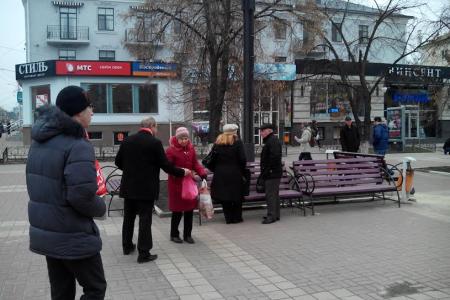Белгородские коммунисты поздравили прекрасную половину цветами и открытками