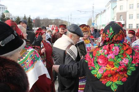 Нижегородская область. Дзержинск. Депутаты-коммунисты поздравили жителей города с масленицей