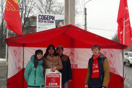 Первый секретарь Ивановского обкома КПРФ В.В. Клёнов лично поздравил жительниц Иваново с Международным женским днём