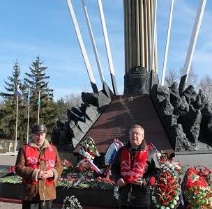 Делегация Псковского областного отделения КПРФ возложила венок к памятнику гвардейцам 6-й роты