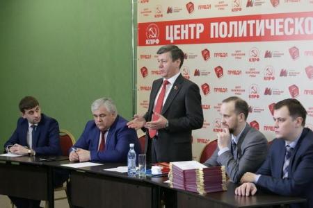Д.Г. Новиков вручил дипломы выпускникам Центра политической учебы