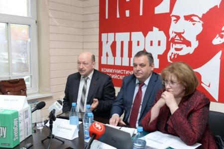 Новосибирские депутаты-коммунисты рассказали об антикризисной программе КПРФ и передали 35 тысяч подписей за индексацию пенсий
