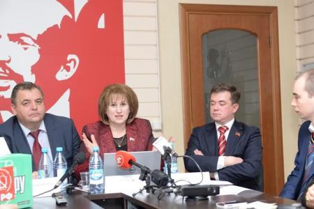 Новосибирские депутаты-коммунисты рассказали об антикризисной программе КПРФ и передали 35 тысяч подписей за индексацию пенсий
