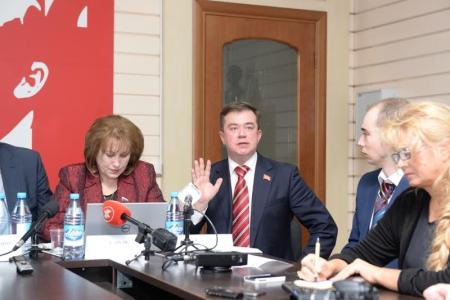 Новосибирские депутаты-коммунисты рассказали об антикризисной программе КПРФ и передали 35 тысяч подписей за индексацию пенсий