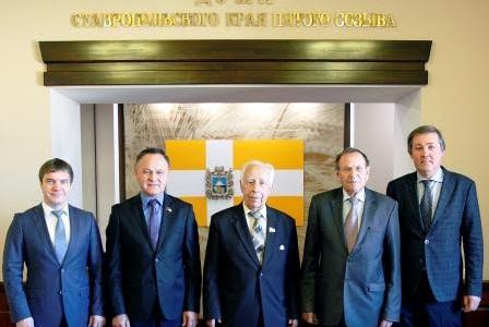 Руководитель фракции КПРФ в Ставропольской краевой Думе Виктор Лозовой: местные власти ставят фермерам палки в колёса!
