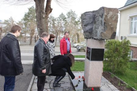 Сталинградские коммунисты возложили цветы к памятнику Алексею Чуянову