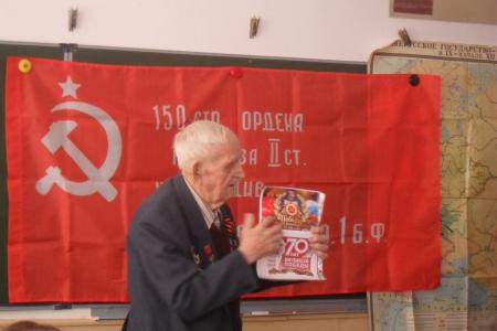 Челябинская область. Комсомольцы Златоуста провели патриотический урок "Я знаю, как выглядит Знамя Победы"
