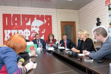 Новосибирские депутаты-коммунисты рассказали об антикризисной программе КПРФ и передали 35 тысяч подписей за индексацию пенсий