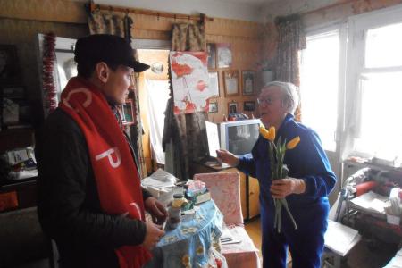 Калужские коммунисты поздравили женщин-ветеранов с праздником 8 Марта