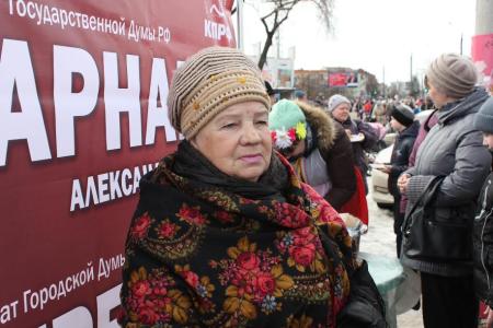 Нижегородская область. Дзержинск. Депутаты-коммунисты поздравили жителей города с масленицей