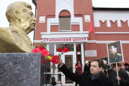 Памятник Сталину в Пензе засыпали цветами
