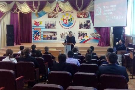 Белгородская область. Комсомольцы ежедневно проводят школьные уроки в рамках проекта "Копия Знамени Победы"