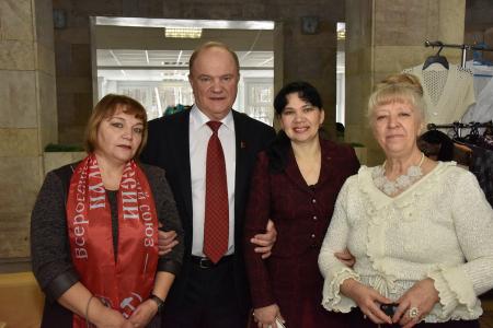 «Мы должны сплотить все патриотические силы и восстать против этого безумия». Г.А. Зюганов обратился к Всероссийскому женскому форуму с просьбой поддержать КПРФ на предстоящих выборах