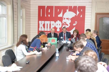 Новосибирские депутаты-коммунисты рассказали об антикризисной программе КПРФ и передали 35 тысяч подписей за индексацию пенсий