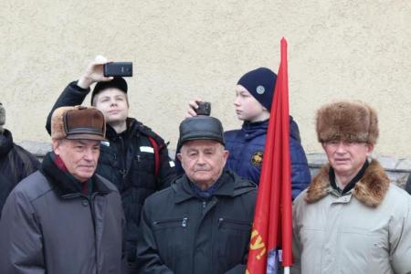 Памятник Сталину в Пензе засыпали цветами