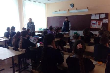 Белгородская область. Комсомольцы ежедневно проводят школьные уроки в рамках проекта "Копия Знамени Победы"