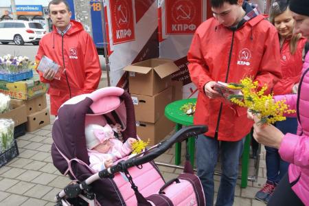 Депутаты-коммунисты поздравили прекрасную половину Краснодара с наступающим женским днем