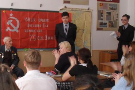 Челябинская область. Комсомольцы Златоуста провели патриотический урок "Я знаю, как выглядит Знамя Победы"