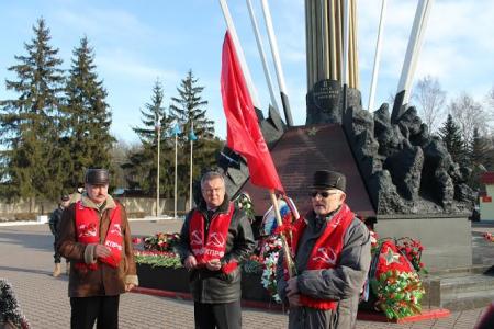 Делегация Псковского областного отделения КПРФ возложила венок к памятнику гвардейцам 6-й роты