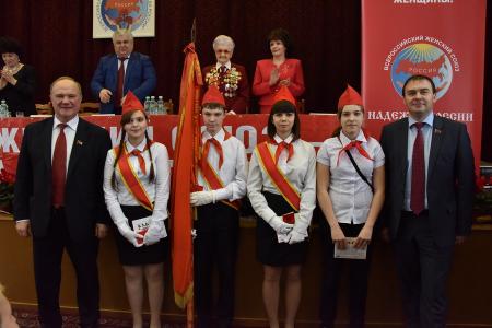 «Мы должны сплотить все патриотические силы и восстать против этого безумия». Г.А. Зюганов обратился к Всероссийскому женскому форуму с просьбой поддержать КПРФ на предстоящих выборах