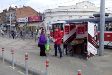 Депутаты-коммунисты поздравили прекрасную половину Краснодара с наступающим женским днем