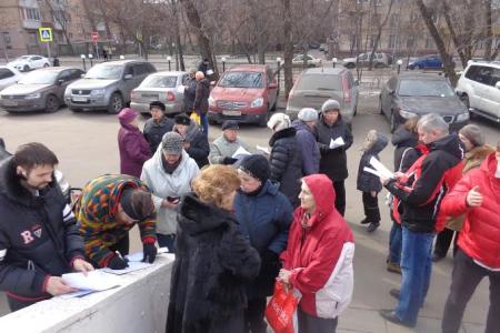 Москвичи и депутаты-коммунисты защищают старый столичный кинотеатр "Баку"