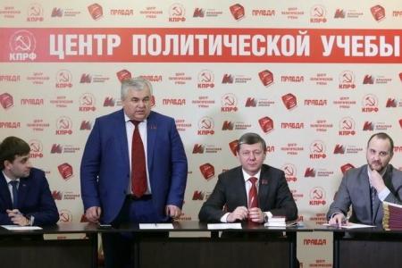 Д.Г. Новиков вручил дипломы выпускникам Центра политической учебы