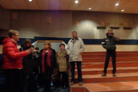 Москвичи и депутаты-коммунисты защищают старый столичный кинотеатр "Баку"