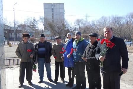 Приморский край. Коммунисты города Артёма возложили цветы к памятнику революционеру Ф.А. Сергееву (Артёму)
