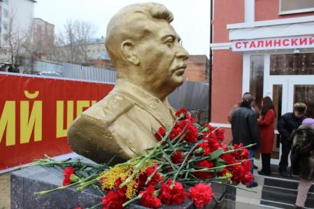 Памятник Сталину в Пензе засыпали цветами