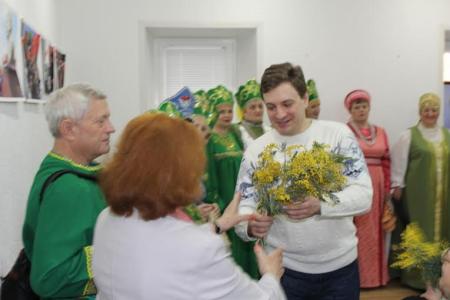 Первый секретарь Пензенского обкома КПРФ Георгий Камнев подарил цветы активисткам движения «Дети войны»