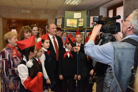 «Мы должны сплотить все патриотические силы и восстать против этого безумия». Г.А. Зюганов обратился к Всероссийскому женскому форуму с просьбой поддержать КПРФ на предстоящих выборах