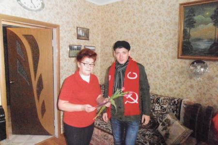 Калужские коммунисты поздравили женщин-ветеранов с праздником 8 Марта