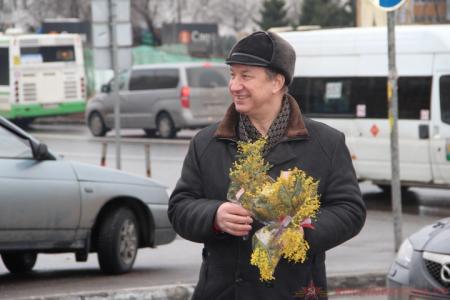 Валерий Рашкин подарил цветы женщинам на улицах Москвы