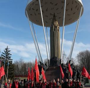 Делегация Псковского областного отделения КПРФ возложила венок к памятнику гвардейцам 6-й роты