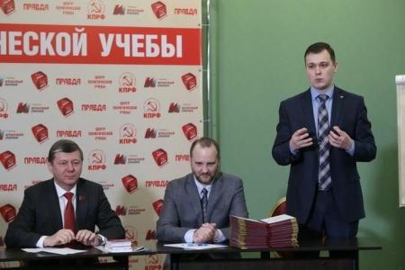 Д.Г. Новиков вручил дипломы выпускникам Центра политической учебы