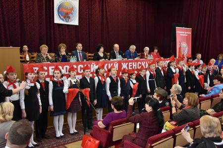 «Мы должны сплотить все патриотические силы и восстать против этого безумия». Г.А. Зюганов обратился к Всероссийскому женскому форуму с просьбой поддержать КПРФ на предстоящих выборах