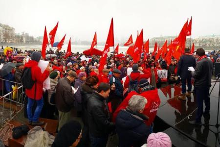 Свердловские коммунисты провели общеобластную акцию протеста против развала медицины и за отставку министра здравоохранения региона