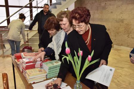 «Мы должны сплотить все патриотические силы и восстать против этого безумия». Г.А. Зюганов обратился к Всероссийскому женскому форуму с просьбой поддержать КПРФ на предстоящих выборах