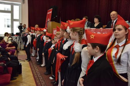 «Мы должны сплотить все патриотические силы и восстать против этого безумия». Г.А. Зюганов обратился к Всероссийскому женскому форуму с просьбой поддержать КПРФ на предстоящих выборах