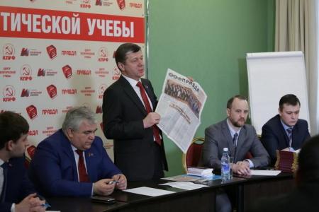 Д.Г. Новиков вручил дипломы выпускникам Центра политической учебы