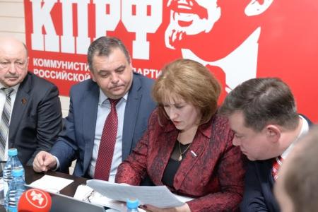 Новосибирские депутаты-коммунисты рассказали об антикризисной программе КПРФ и передали 35 тысяч подписей за индексацию пенсий