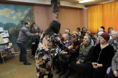 Рязань. Депутаты-коммунисты поздравили женщин с наступающим праздником