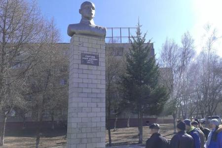 Приморский край. Коммунисты города Артёма возложили цветы к памятнику революционеру Ф.А. Сергееву (Артёму)