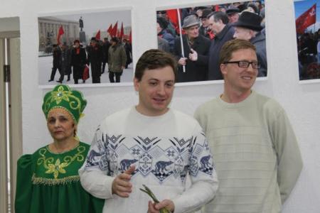 Первый секретарь Пензенского обкома КПРФ Георгий Камнев подарил цветы активисткам движения «Дети войны»