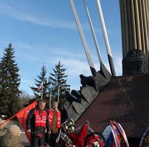 Делегация Псковского областного отделения КПРФ возложила венок к памятнику гвардейцам 6-й роты