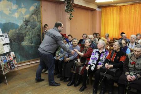 Рязань. Депутаты-коммунисты поздравили женщин с наступающим праздником