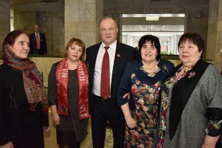 «Мы должны сплотить все патриотические силы и восстать против этого безумия». Г.А. Зюганов обратился к Всероссийскому женскому форуму с просьбой поддержать КПРФ на предстоящих выборах